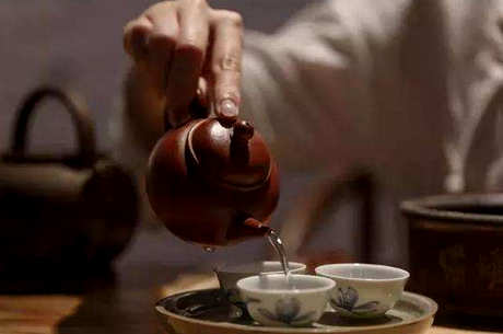 泡茶的基本过程是什么？温杯放茶，洗茶，冲泡倒茶