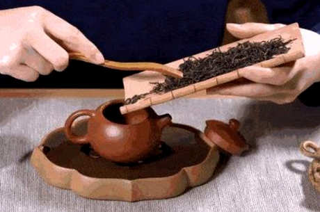 泡茶的基本过程是什么？温杯放茶，洗茶，冲泡倒茶