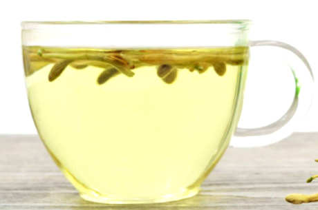 蒲公英和金银花在水中饮用的效果可以清热、解毒、杀菌、消炎