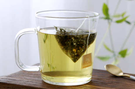 蒲公英和金银花在水中饮用的效果可以清热、解毒、杀菌、消炎