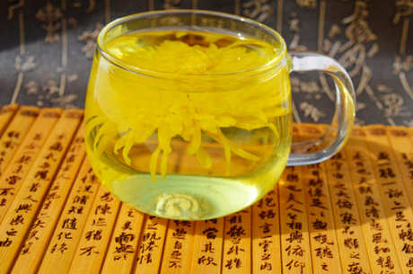 蒲公英泡水喝八种搭配，菊花茶可以降火杀菌
