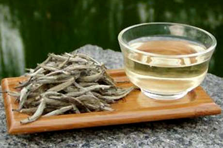 女生喝红茶好还是白茶好，红茶提神醒脑，白茶美容养颜