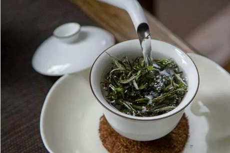 女生喝红茶好还是白茶好，红茶提神醒脑，白茶美容养颜