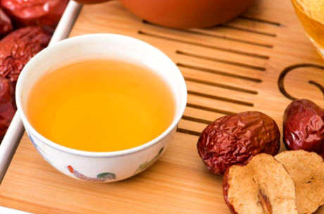 老年人最好喝乌龙茶或普洱茶（普洱熟茶可以降低三高软化血管）