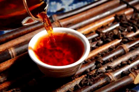 老年人最好喝乌龙茶或普洱茶（普洱熟茶可以降低三高软化血管）