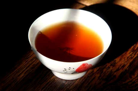 老年人最好喝乌龙茶或普洱茶（普洱熟茶可以降低三高软化血管）