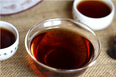 喝乌龙茶或普洱茶减肥效果更好（可以降低血脂和油腻）