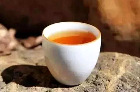 早上空腹喝红茶可以促进消化，改善血液循环