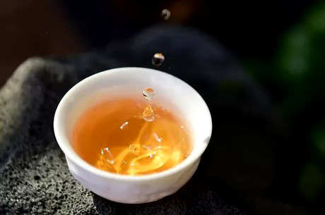 早上空腹喝红茶可以促进消化，改善血液循环