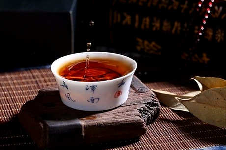 早上空腹喝红茶可以促进消化，改善血液循环