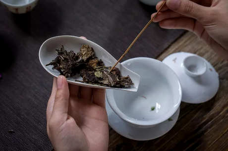 泡白茶饼的方法