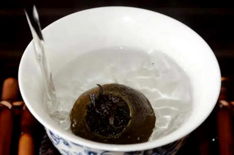 如何将新鲜小青柑浸泡在水中