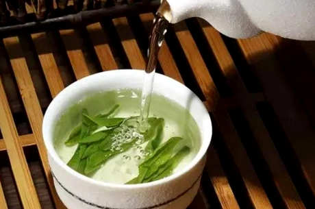 龙井茶泡什么颜色？