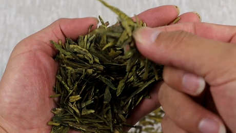 最简单的方法就是辨别茶叶的好坏。
