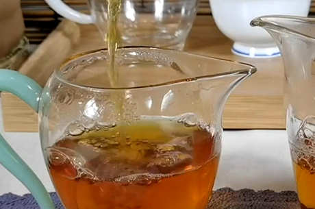 最简单的方法就是辨别茶叶的好坏。