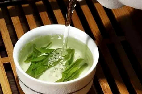 龙井茶用多少度水泡？