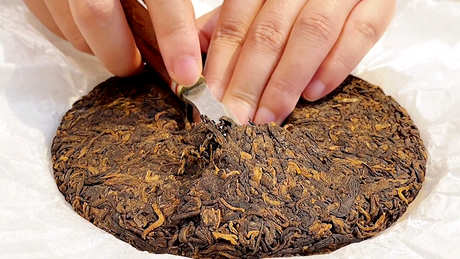 如何快速破碎圆饼茶？
