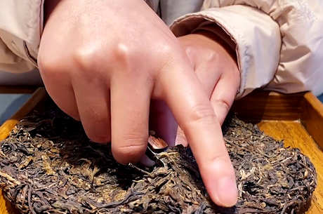 如何快速破碎圆饼茶？