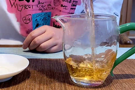 如何快速破碎圆饼茶？