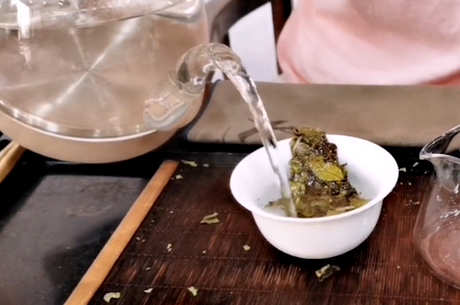 用什么紫砂壶泡老白茶？