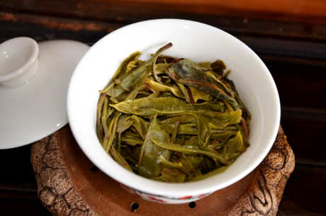 如何区分普洱茶白霜和白霉？