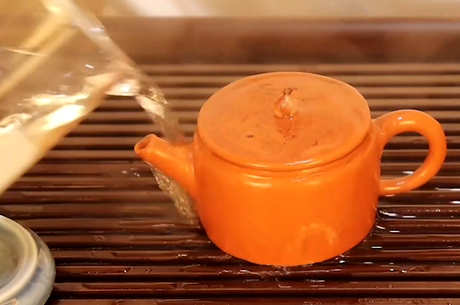 第一次用紫砂壶怎么开壶？