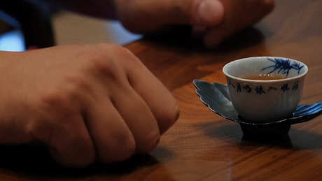 别人倒茶的时候敲桌子几次