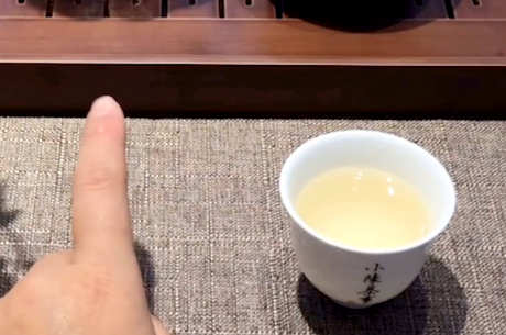 别人倒茶的时候敲桌子几次