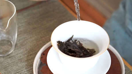 茶半杯酒满杯有什么典故吗？