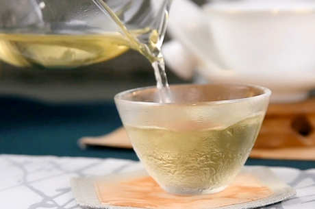 茶半杯酒满杯有什么典故吗？