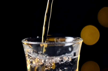 茶半杯酒满杯有什么典故吗？