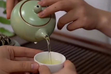 倒满茶是什么意思？