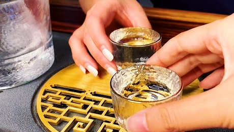 为什么倒酒要满，茶只要半杯