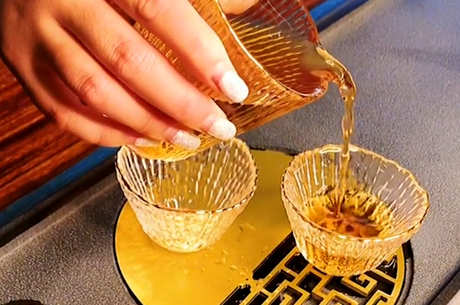 为什么倒酒要满，茶只要半杯