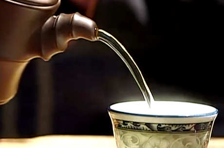 为什么倒酒要满，茶只要半杯