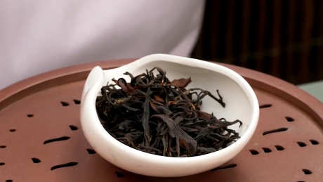 为什么要倒半杯茶？