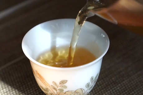 为什么要倒半杯茶？
