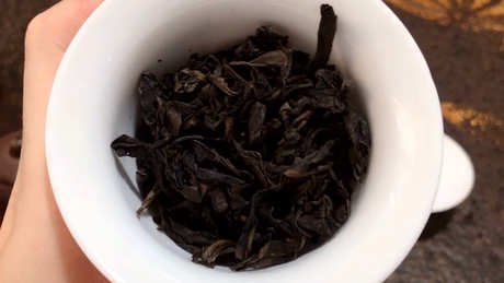 为什么半杯茶满杯酒？