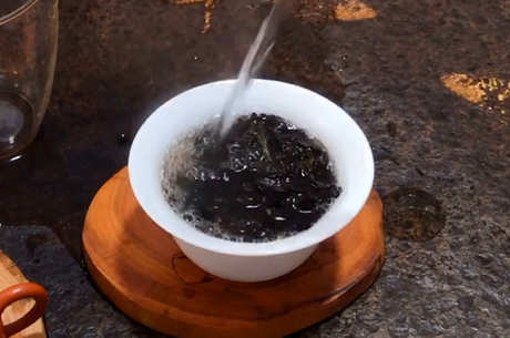 为什么半杯茶满杯酒？
