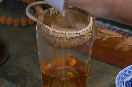 为什么半杯茶满杯酒？