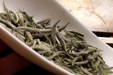用多少度的水泡白毫银？