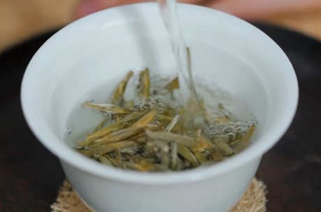 用多少度的水泡白毫银？