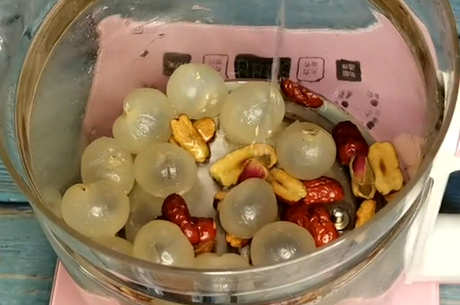 正确的方法是将龙眼肉浸泡在水中饮用