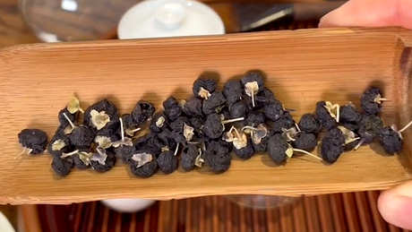 用多少水浸泡黑枸杞？