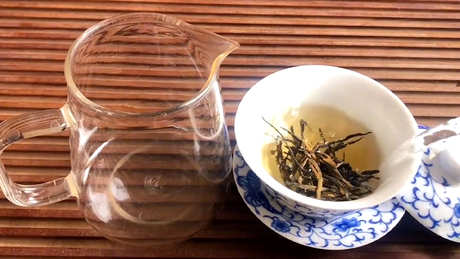 正确的盖碗茶饮用方法