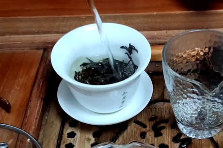 正确的盖碗茶饮用方法