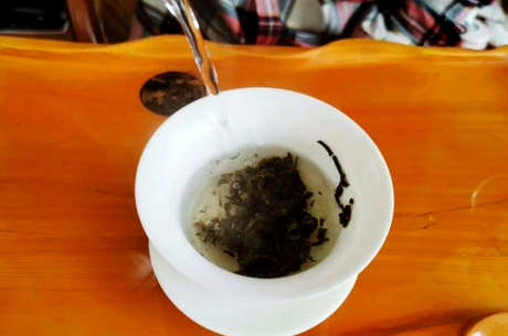 正确冲泡普洱茶饼的方法