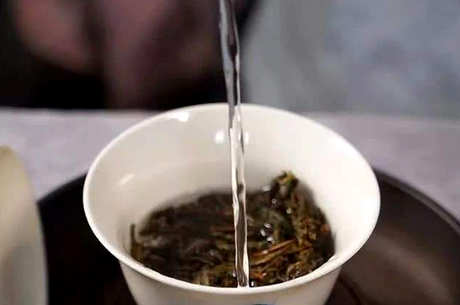 南糯山多依寨古树茶的特点