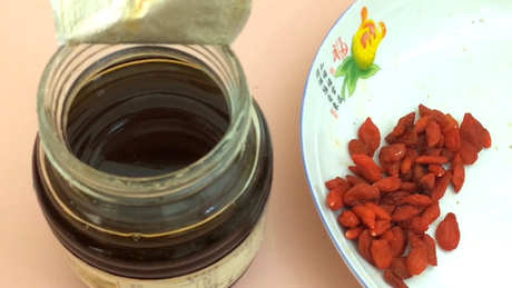 蜂蜜和枸杞能一起泡水喝吗？