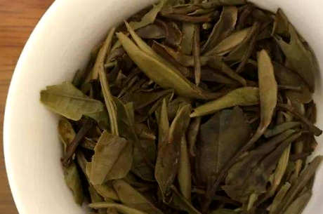 白牡丹干茶的外观特点